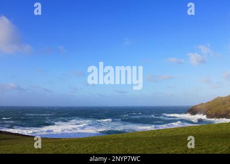 Surf e scogliere guardando a nord da Cape Cornwall, Cornwall, Regno Unito - John Gollop Foto Stock