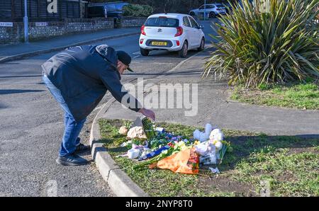 Brighton UK 2nd marzo 2023 - i membri del pubblico lasciano fiori alla fine di Golf Drive a Brighton, vicino a dove sono stati trovati i resti di un bambino nella ricerca del bambino scomparso di Costanza Marten e Mark Gordon . Una ricerca di polizia importante ha avuto luogo nel corso degli ultimi giorni per trovare il bambino dopo i genitori Costanza Marten e Mark Gordon sono stati arrestati a Brighton all'inizio della settimana : Credit Simon Dack / Alamy Live News Foto Stock