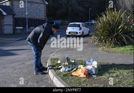 Brighton UK 2nd marzo 2023 - i membri del pubblico lasciano fiori alla fine di Golf Drive a Brighton, vicino a dove sono stati trovati i resti di un bambino nella ricerca del bambino scomparso di Costanza Marten e Mark Gordon . Una ricerca di polizia importante ha avuto luogo nel corso degli ultimi giorni per trovare il bambino dopo i genitori Costanza Marten e Mark Gordon sono stati arrestati a Brighton all'inizio della settimana : Credit Simon Dack / Alamy Live News Foto Stock