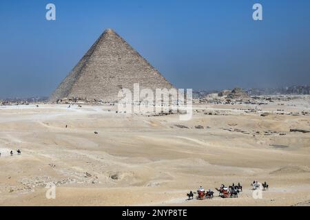 Cairo, Egitto. 2nd Mar, 2023. I turisti visitano la piramide di Khufu a Giza, Egitto, il 2 marzo 2023. Giovedì è stata annunciata la scoperta di un corridoio lungo nove metri e largo 2,10 metri dietro la Grande Piramide di Giza, nota come Piramide di Khufu. Il ministro egiziano del Turismo e delle Antichità Ahmed Issa ha detto che 'la scoperta è un risultato del progetto internazionale 'ScanPyramids' che è stato lanciato nel 2015 dal Ministero egiziano delle Antichità per studiare la struttura delle piramidi senza usare metodi di perforazione dannosi.' Credit: Ahmed Gomaa/Xinhua/Alamy Live News Foto Stock