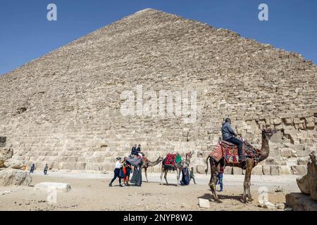 Cairo, Egitto. 2nd Mar, 2023. I turisti visitano la piramide di Khufu a Giza, Egitto, il 2 marzo 2023. Giovedì è stata annunciata la scoperta di un corridoio lungo nove metri e largo 2,10 metri dietro la Grande Piramide di Giza, nota come Piramide di Khufu. Il ministro egiziano del Turismo e delle Antichità Ahmed Issa ha detto che 'la scoperta è un risultato del progetto internazionale 'ScanPyramids' che è stato lanciato nel 2015 dal Ministero egiziano delle Antichità per studiare la struttura delle piramidi senza usare metodi di perforazione dannosi.' Credit: Ahmed Gomaa/Xinhua/Alamy Live News Foto Stock