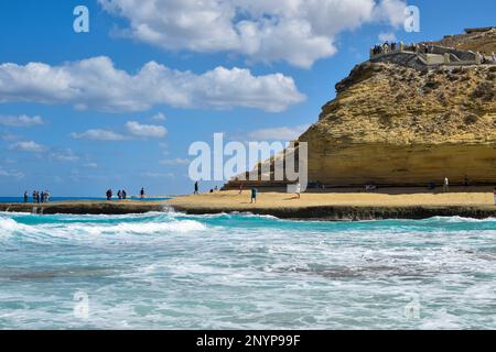 la splendida vista della spiaggia di agebah con 7 acque colorate e scogliera rocciosa a marsa matrouh in egitto in una giornata di sole Foto Stock