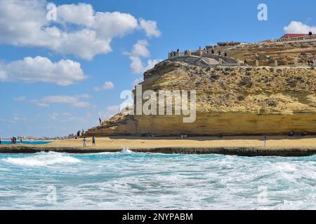 la splendida vista della spiaggia di agebah con 7 acque colorate e scogliera rocciosa a marsa matrouh in egitto in una giornata di sole Foto Stock