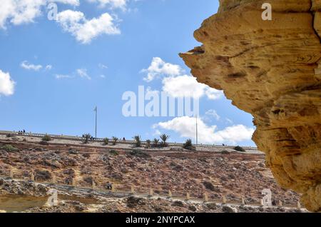 la splendida vista della spiaggia di agebah con 7 acque colorate e scogliera rocciosa a marsa matrouh in egitto in una giornata di sole Foto Stock