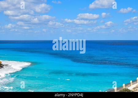 la splendida vista della spiaggia di agebah con 7 acque colorate e scogliera rocciosa a marsa matrouh in egitto in una giornata di sole Foto Stock