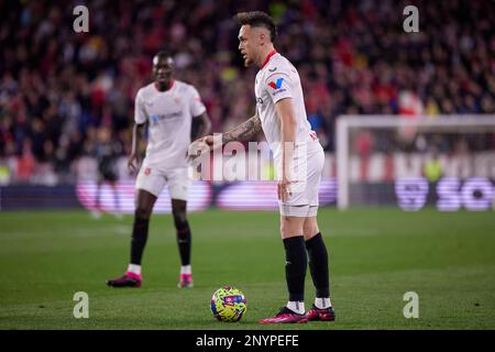 Siviglia, Spagna. 26th, febbraio 2023. Lucas Ocampos (5) del Sevilla FC visto durante la partita di LaLiga Santander tra Sevilla FC e Osasuna all'Estadio Ramon Sanchez Pizjuan di Siviglia. (Photo credit: Gonzales Photo - Jesus Ruiz Medina). Foto Stock