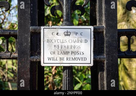 Le biciclette incatenate alle ringhiere o ai lampioni saranno rimosse. Firma su Park Square recinto parco privato a Londra, Inghilterra. Foto Stock