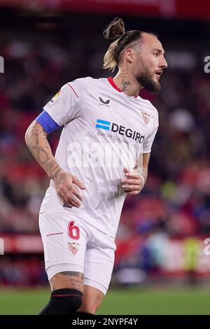 Siviglia, Spagna. 26th, febbraio 2023. Nemanja Gudelj (6) del Sevilla FC visto durante la partita di LaLiga Santander tra Sevilla FC e Osasuna all'Estadio Ramon Sanchez Pizjuan di Siviglia. (Photo credit: Gonzales Photo - Jesus Ruiz Medina). Foto Stock