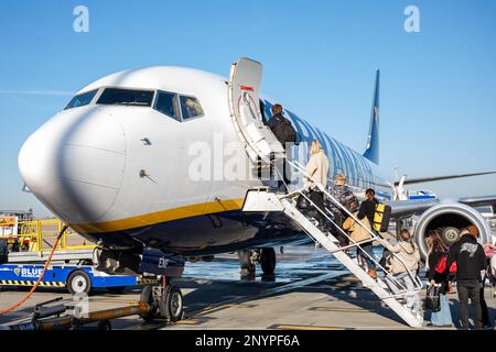 Passeggeri che salgono i gradini per l'aereo Ryanair Boeing 737-800 all'aeroporto Stansted di Londra, Essex, Inghilterra Foto Stock