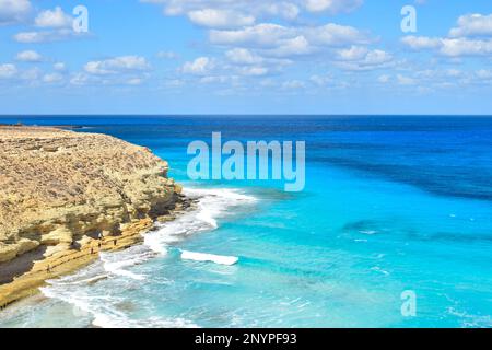 la splendida vista della spiaggia di agebah con 7 acque colorate e scogliera rocciosa a marsa matrouh in egitto in una giornata di sole Foto Stock