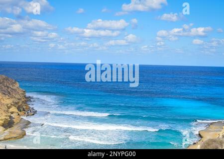 la splendida vista della spiaggia di agebah con 7 acque colorate e scogliera rocciosa a marsa matrouh in egitto in una giornata di sole Foto Stock