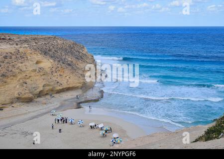 la splendida vista della spiaggia di agebah con 7 acque colorate e scogliera rocciosa a marsa matrouh in egitto in una giornata di sole Foto Stock