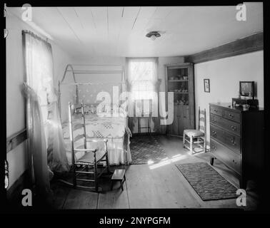 Chimney House, 113 Walnut St., Winston Salem, contea di Forsyth, North Carolina. Carnegie Survey of the Architecture of the South. Stati Uniti, Carolina del Nord, Contea di Forsyth, Winston Salem, Camere da letto, Arredamento, sedie a dondolo, edifici in legno. Foto Stock