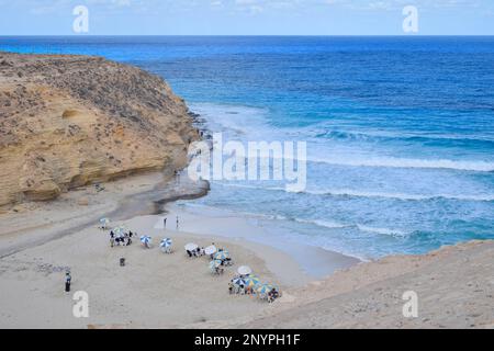 la splendida vista della spiaggia di agebah con 7 acque colorate e scogliera rocciosa a marsa matrouh in egitto in una giornata di sole Foto Stock