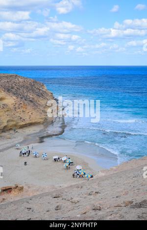 la splendida vista della spiaggia di agebah con 7 acque colorate e scogliera rocciosa a marsa matrouh in egitto in una giornata di sole Foto Stock