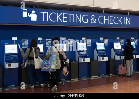 2 marzo 2023, Tokyo, Giappone: Una famiglia di passeggeri utilizza i chioschi automatici di biglietteria e check-in per ANA al Terminal 2 dell'Aeroporto Internazionale Haneda di Tokyo. (HND) il settore delle compagnie aeree si trova di fronte a una grave carenza di personale e pilota, in quanto i viaggi internazionali si rifanno dopo la pandemia COVID-19.ANA (All Nippon Airways å…¨Æ- ¥ æœ¬© ºè¼¸Æ ªå¼ä¼šç¤¾) è una delle principali compagnie aeree della regione Asia-Pacifico. Fondata nel 1952, è cresciuta fino a diventare la più grande compagnia aerea del Giappone, con voli nazionali e internazionali. ANA ha una flotta di oltre 250 aeromobili, tra cui Boeing 787 Dreamliners An Foto Stock