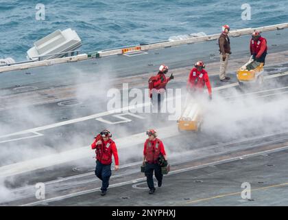 230128-N-NX635-1042 SOUTH CHINA SEA (28 GENNAIO 2023) USA I marinai della Marina trasportano l'ordnance sul ponte di volo a bordo della portaerei USS Nimitz (CVN 68). Nimitz è presente negli Stati Uniti nel 7th Fleet e svolge operazioni di routine. 7th Fleet è la flotta statunitense La flotta numerata più grande della Marina e interagisce e opera regolarmente con alleati e partner per preservare una regione indomorosa e libera. Foto Stock