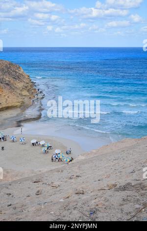 la splendida vista della spiaggia di agebah con 7 acque colorate e scogliera rocciosa a marsa matrouh in egitto in una giornata di sole Foto Stock