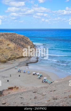 la splendida vista della spiaggia di agebah con 7 acque colorate e scogliera rocciosa a marsa matrouh in egitto in una giornata di sole Foto Stock