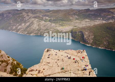 Prekestolen, pulpito Rock, 600 metri oltre il LyseFjord, lisare fiordo, nel distretto di Ryfylke, regione Rogaland, è la più popolare escursione nella zona di Stavanger, Foto Stock