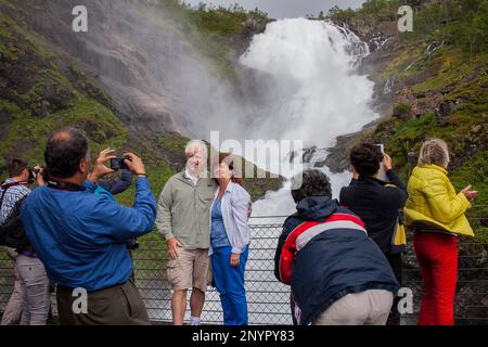 La sosta presso la cascata Kjosfossen, Flamsbana treno, Norvegia Foto Stock