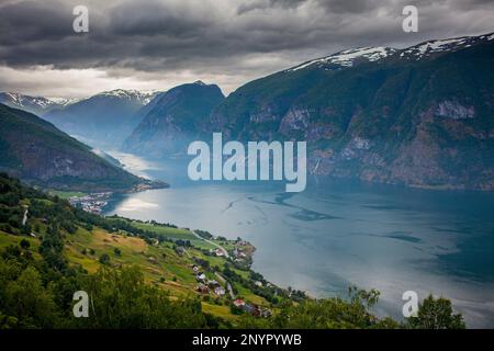 Aurlandsfjorden (Aurland fiordo), Sogn og Fjordane, Norvegia Foto Stock