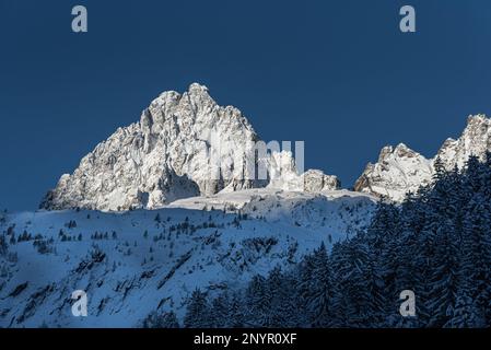 Aiguille de l’Encrenaz coperto dalla recente nevicata all’alba a metà inverno a Chamonix, Francia Foto Stock