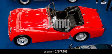 Guardando giù su un Red, 1960, Triumph TR3A, in vendita all'asta da Historics Auctioneers, al London Classic Car Show 2023 Foto Stock
