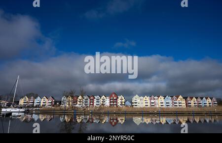 Greifswald, Germania. 02nd Mar, 2023. Vista della fila di case sul fiume Ryck a Holzteichstraße con un porticciolo adiacente. Credit: Stefan Sauer/dpa/Alamy Live News Foto Stock