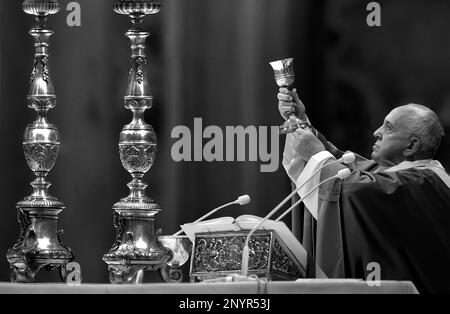 Il 13 marzo 2023 segna 10 anni di Pontificato per Papa Francesco. Nella foto : Papa Francesco conduce una messa in occasione della Giornata Mondiale dei poveri, il 17 novembre 2019 nella basilica di San Pietro in Vaticano. Foto Stock