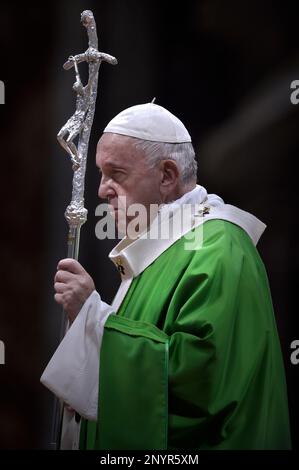 Il 13 marzo 2023 segna 10 anni di Pontificato per Papa Francesco. Nella foto : Papa Francesco conduce una messa in occasione della Giornata Mondiale dei poveri, il 17 novembre 2019 nella basilica di San Pietro in Vaticano. Foto Stock