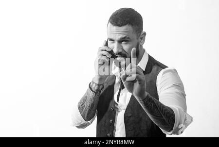 bell'uomo latino parla al telefono. uomo macho isolato su bianco. discussione aziendale. Persone aziendali che utilizzano dispositivi. Business e imprenditorialità Foto Stock