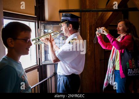 Ogni ora trumpeter gioca inno dalla chiesa di Santa Maria torre.Polonia Cracovia Foto Stock