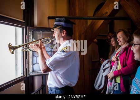 Ogni ora trumpeter gioca inno dalla chiesa di Santa Maria torre.Polonia Cracovia Foto Stock