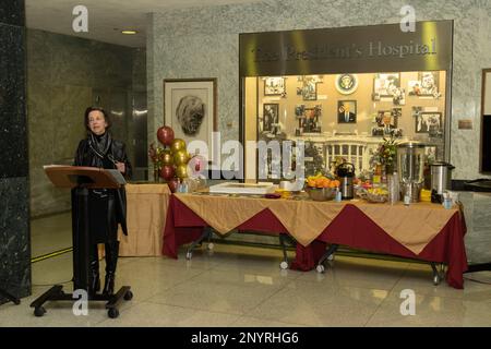 Bethesda, Maryland (02 febbraio 2023) ha ritirato gli Stati Uniti Karen Gausman parla al pubblico del Walter Reed National Military Medical Center (WRNMMC) durante una cerimonia che celebra il 122nd° compleanno della Army Nurse Corp Istituito nel 1901, il corpo infermieristico dell'esercito ha servito in combattimento e assistenza sanitaria dalla seconda guerra mondiale fino a fornire un supporto critico alla Task Force internazionale istituita per la pandemia COVID-19. Foto Stock