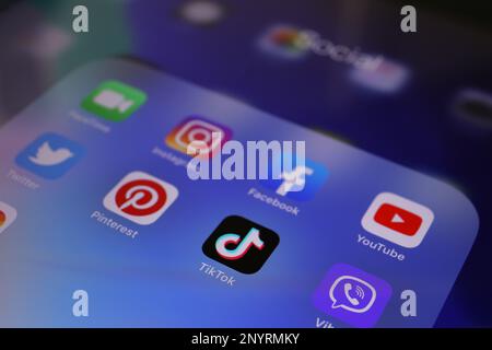 MYKOLAIV, UCRAINA - 09 AGOSTO 2021: Smartphone con icone delle app dei social media sullo schermo, primo piano Foto Stock