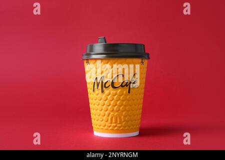 MYKOLAIV, UCRAINA - 12 AGOSTO 2021: Bevanda calda McDonald's su sfondo rosso Foto Stock