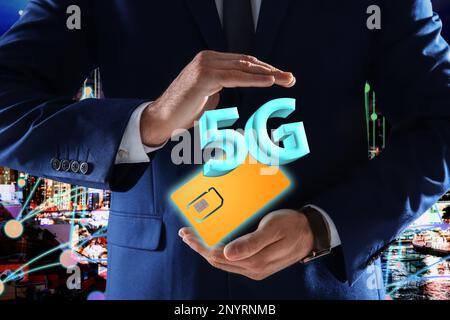 Uomo che dimostra il modello della scheda SIM 5G e il paesaggio urbano con linee di connessione sullo sfondo, primo piano Foto Stock