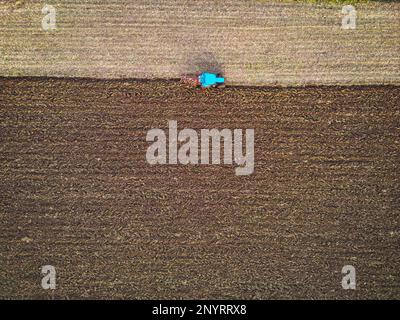Trattore BirdsEye che arava un campo orizzontalmente Foto Stock