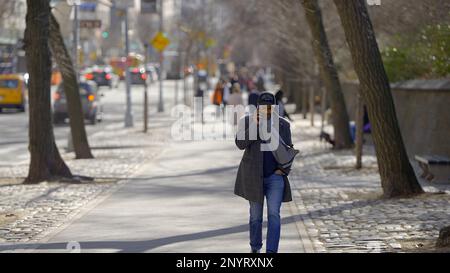 Camminando sulla 5th Avenue Central Park East a New York - fotografia di strada Foto Stock