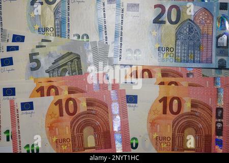 Banconote moderne colorate con ologramma e realizzate in polimero anziché in carta per prevenire la contraffazione Foto Stock