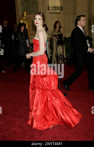 L'attrice Anne Hathaway arriva ai 83rd Annual Academy Awards che si tengono presso il Kodak Theatre il 27 febbraio 2011 a Hollywood, California. Foto di Francis Specker Foto Stock
