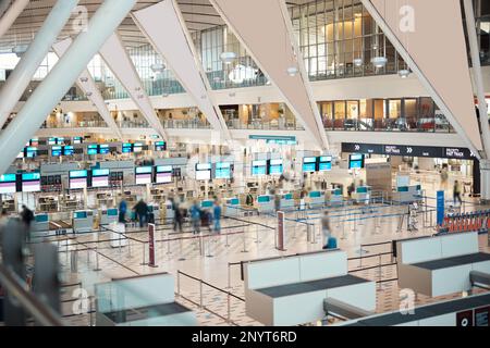 Occupato, in movimento e persone in un aeroporto per il viaggio, il check-in e la partenza. Costruzione, velocità e folla camminando, muovendosi e arrivando o lasciando per un viaggio Foto Stock