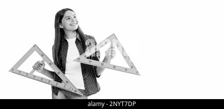 felice bambino tenere triangolo righello studio algebra a scuola isolato su bianco. Ritratto della studentessa scolastica, intestazione banner studio. Bambino di scuola faccia, co Foto Stock