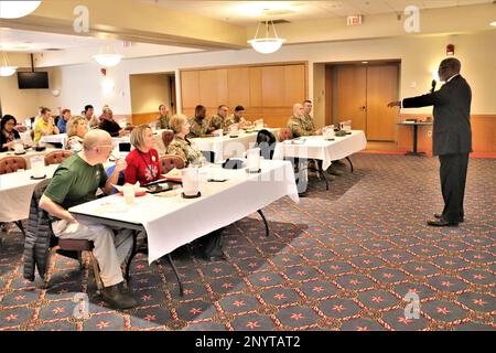 L'oratore Marcus Gentry presenta Martin Luther King Jr. Il 19 gennaio 2023 al McCoy's Community Center for the 2023 Fort McCoy, Wisconsin, Martin Luther King Jr Osservanza del giorno. Il gentry ha dato una presentazione eccellente circa molte cose che rappresentano la memoria, la storia e il significato della vita di MLK Jr. Gentry è il fondatore della RESPECT Academy. È innovatore, relatore e consulente. Secondo il suo sito web, www.marcusgentry.com, la RESPECT Academy è “un’organizzazione di servizi web-based che utilizza il metodo socratico dell’insegnamento, del coaching e dell’empowerment creativo st Foto Stock