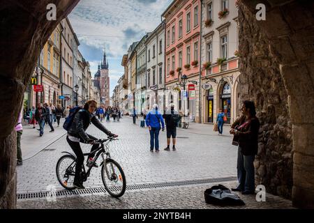 Via Florianska da Florian's Gate, sullo sfondo la chiesa di Saint Mary, Cracovia in Polonia Foto Stock