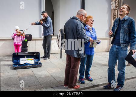 Scena di strada, in Grodzka Street, Cracovia in Polonia Foto Stock