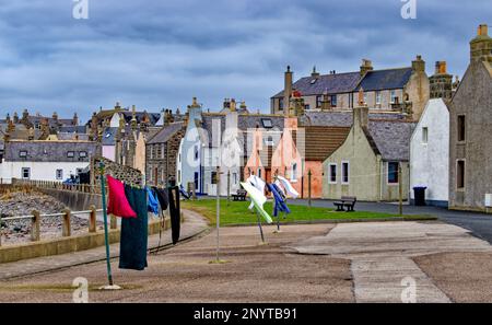 Whitehills Aberdeenshire Scotland un piccolo villaggio di pescatori con case colorate e lavaggi sulle linee di abbigliamento Foto Stock