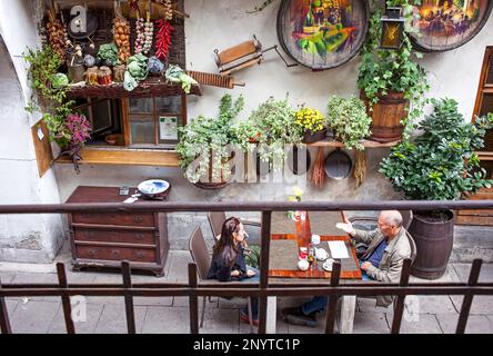 Stajnia Cafe Ristorante a Jozefa street, nel quartiere Kazimierz, Cracovia in Polonia. Foto Stock