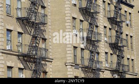 Fuga di fuoco alle case di New York - fotografia di strada Foto Stock